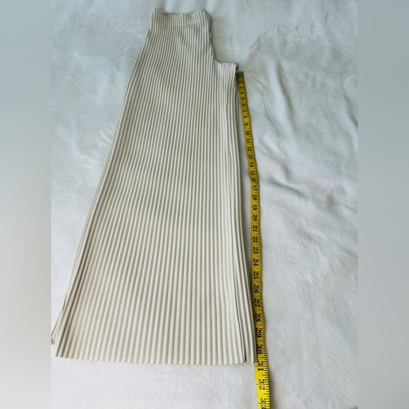 Aritzia Babaton “Skilled” Cream Wide-Leg Pleated Pants Size Large - Picture 7 of 12